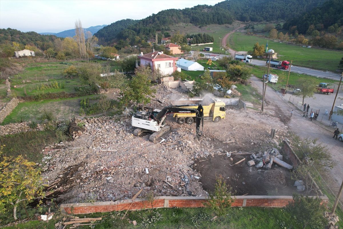 Balıkesir Sındırgı'da Ağır Hasarlı Binaların Yıkım Süreci Hızla İlerliyor