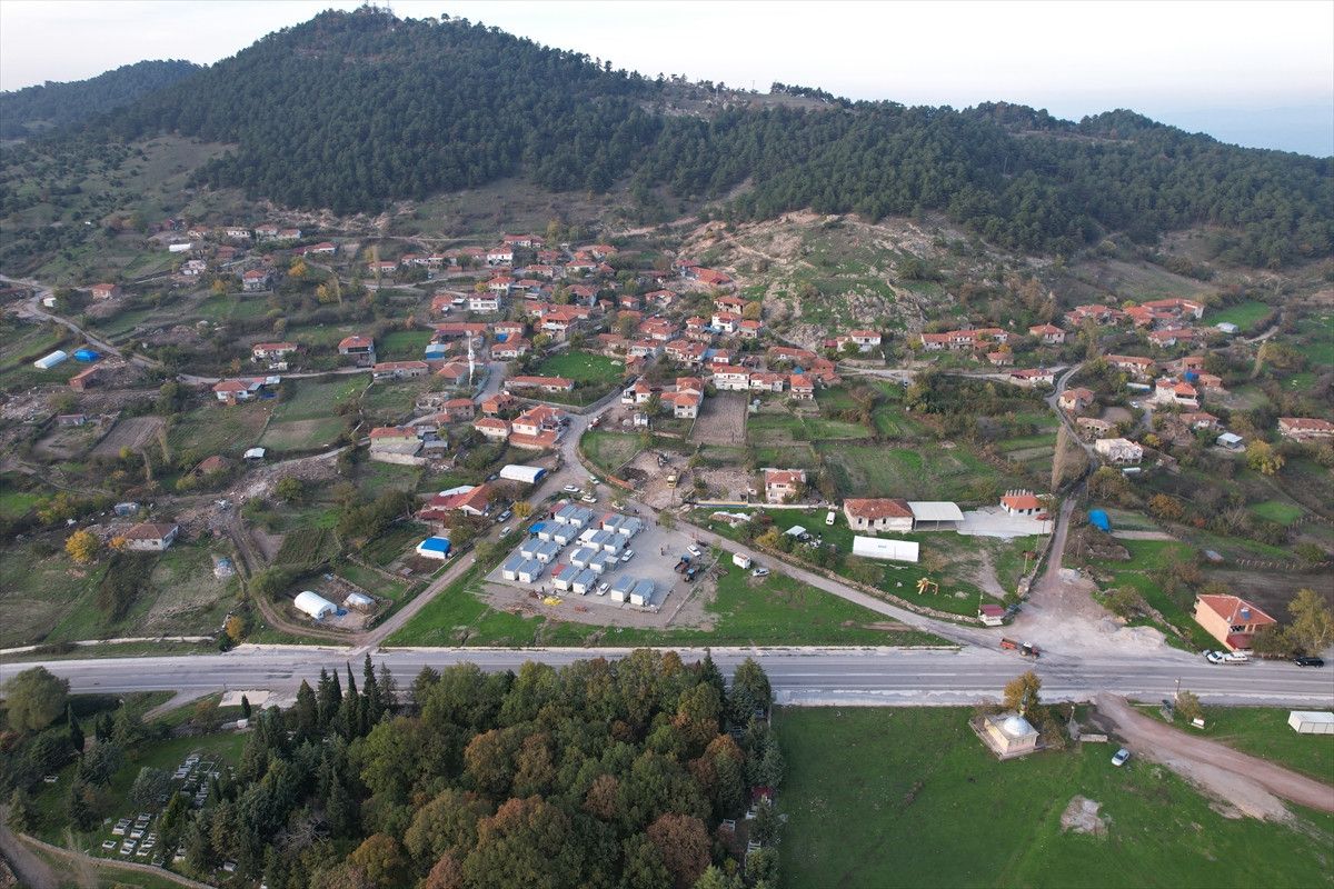 Balıkesir Sındırgı'da Ağır Hasarlı Binaların Yıkım Süreci Hızla İlerliyor