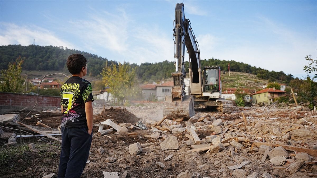 Balıkesir Sındırgı'da Ağır Hasarlı Binaların Yıkım Süreci Hızla İlerliyor