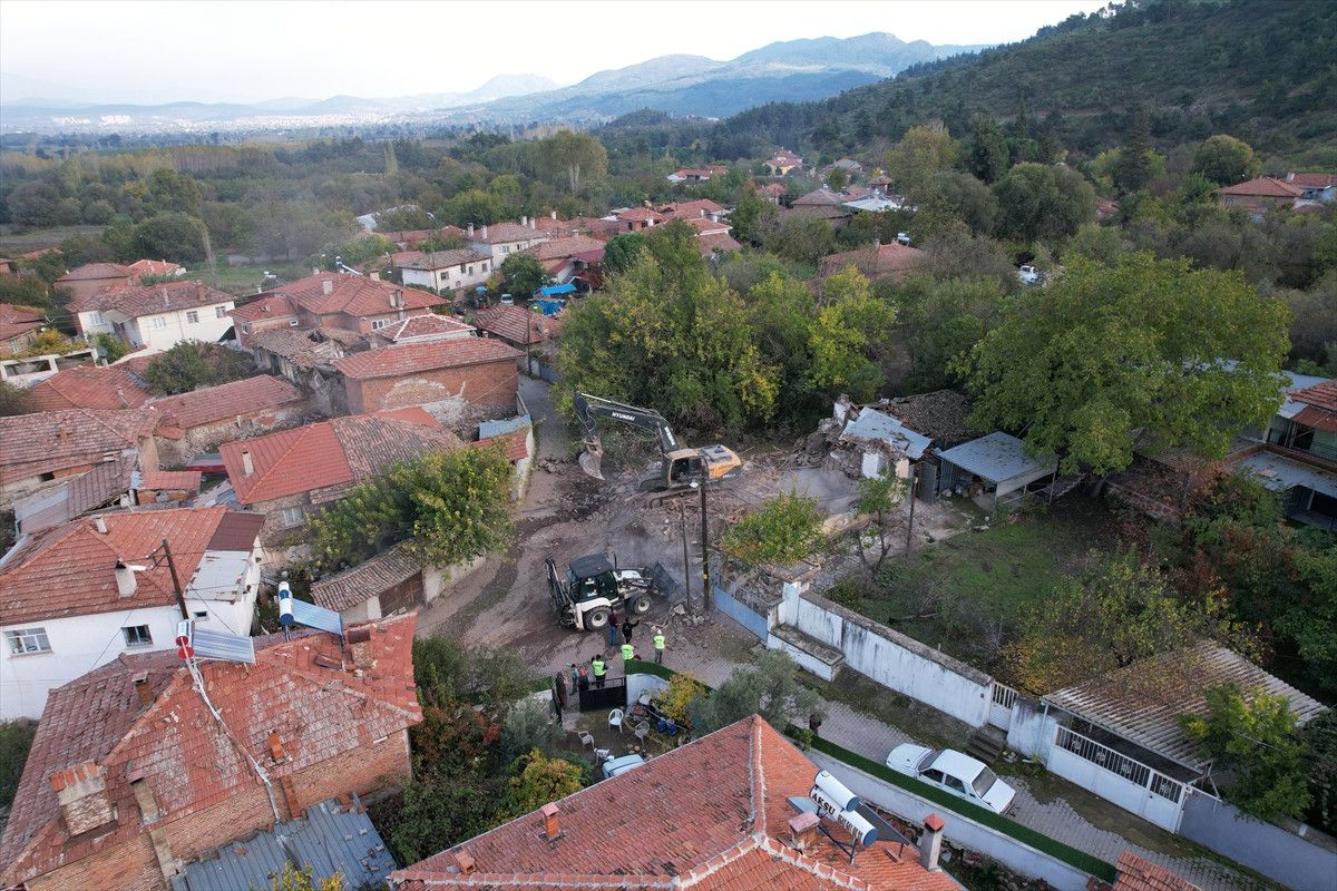 Balıkesir Sındırgı'da Ağır Hasarlı Binaların Yıkım Süreci Hızla İlerliyor