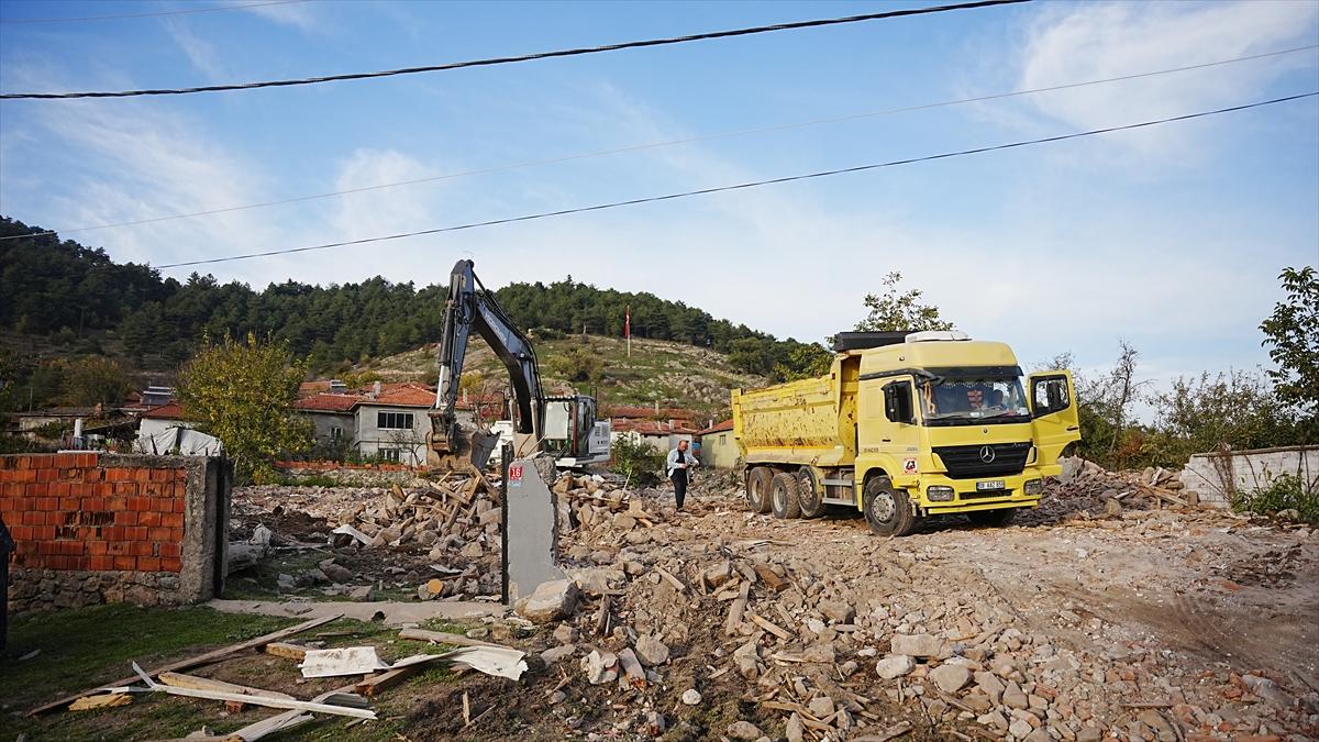 Balıkesir Sındırgı’da Ağır Hasarlı Binaların Yıkım Süreci Hızla İlerliyor