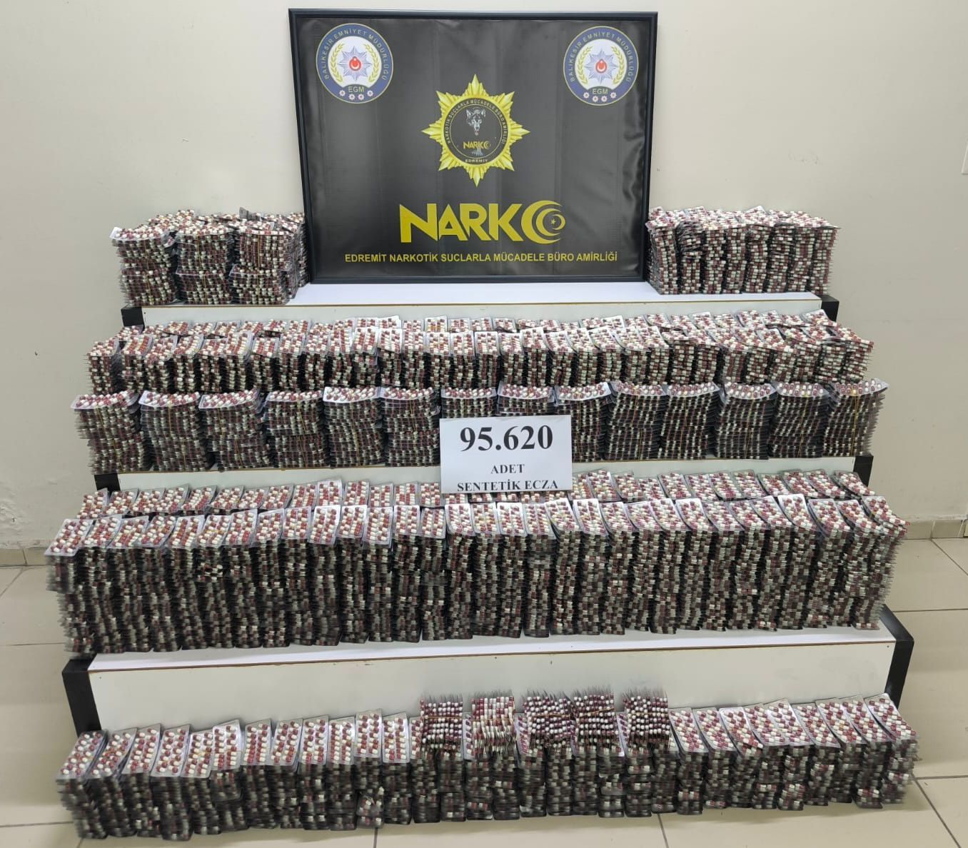 Balıkesir'de Uyuşturucu Operasyonu: Binlerce Kaçak Madde Ele Geçirildi! 1 Balıkesir'de Uyuşturucu Operasyonu: Binlerce Kaçak Madde Ele Geçirildi!