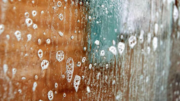 Banyo camları kaymak gibi oluyor! Sıvı duş jeli ömrünü uzatıyor