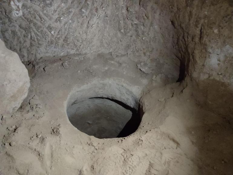 Barakanın altında inanılmaz keşif! Defineciler ortaya çıkardı 1 Barakanın altında inanılmaz keşif! Defineciler ortaya çıkardı