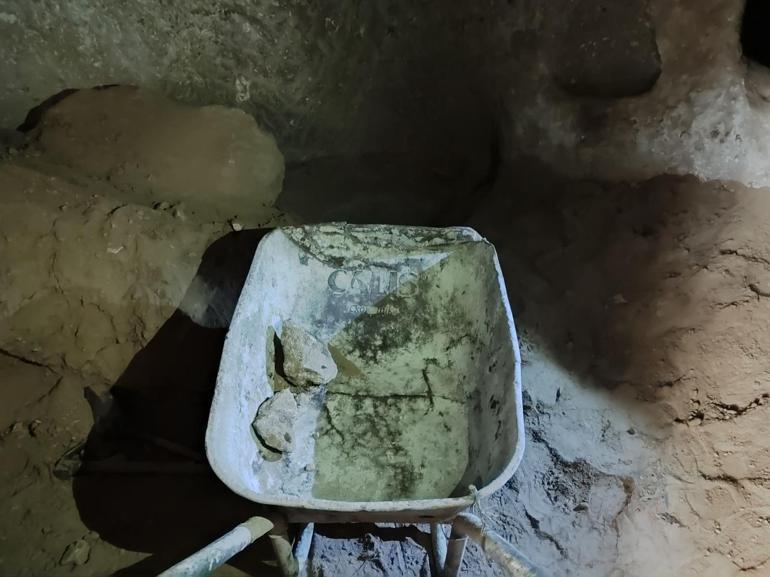 Barakanın altında inanılmaz keşif! Defineciler ortaya çıkardı 3 Barakanın altında inanılmaz keşif! Defineciler ortaya çıkardı