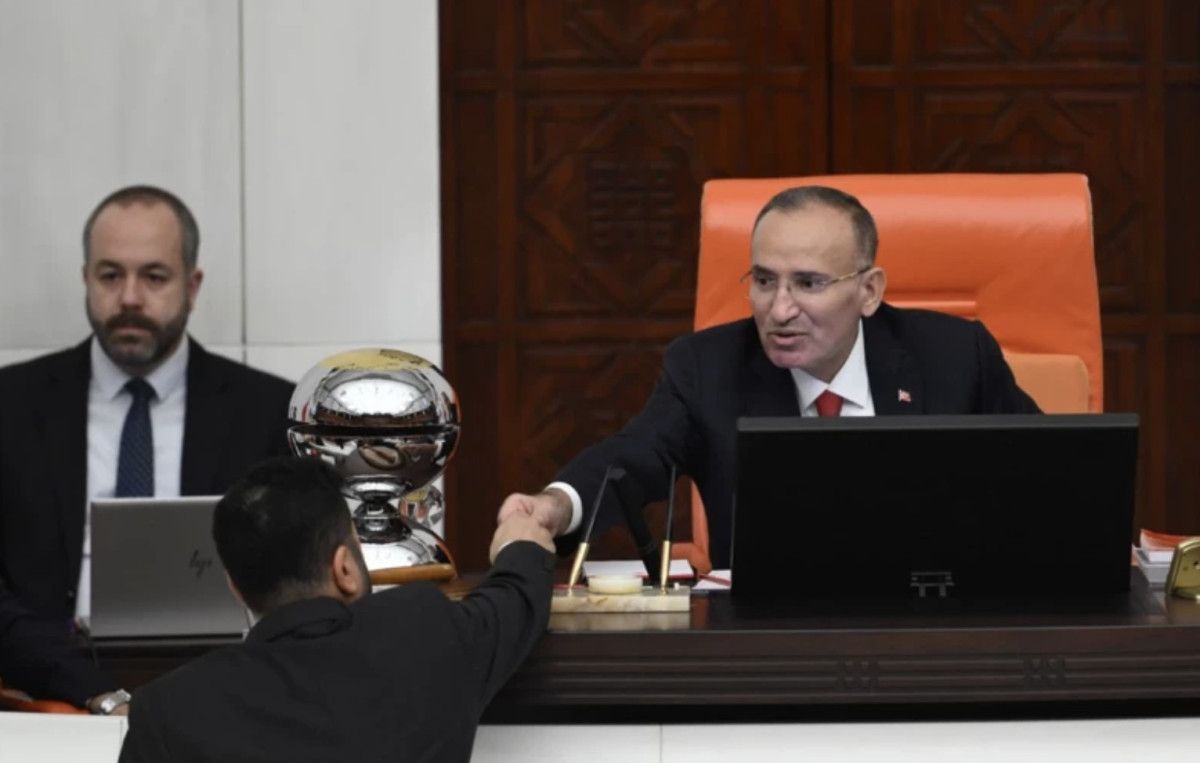 Bekir Bozdağ'ın Meclis'e Dönüşü: Zayıflığıyla Dikkat Çeken Anlar 4 Bekir Bozdağ'ın Meclis'e Dönüşü: Zayıflığıyla Dikkat Çeken Anlar