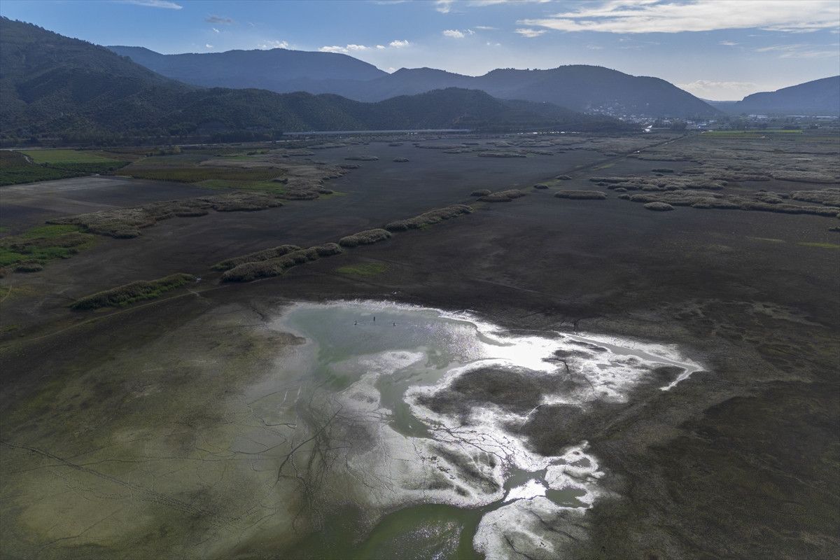 Belevi Gölü'nde Kuraklık Krizi: Doğa Alarm Veriyor 4 Belevi Gölü'nde Kuraklık Krizi: Doğa Alarm Veriyor