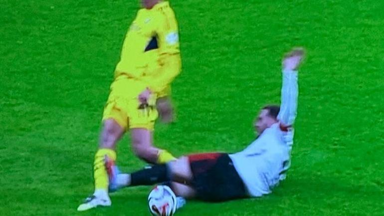 Beşiktaş-Fenerbahçe derbisinde penaltı beklenen pozisyonlarda kararlar doğru mu? Eski hakemler değerlendirdi 2 Beşiktaş-Fenerbahçe derbisinde penaltı beklenen pozisyonlarda kararlar doğru mu? Eski hakemler değerlendirdi