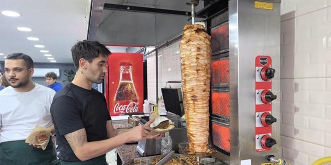 Beşiktaş’ın Efsanevi Yıldızı Futbolu Bırakıp Dönerci Oluyor! Siz de Bu Heyecana Ortak Olun!