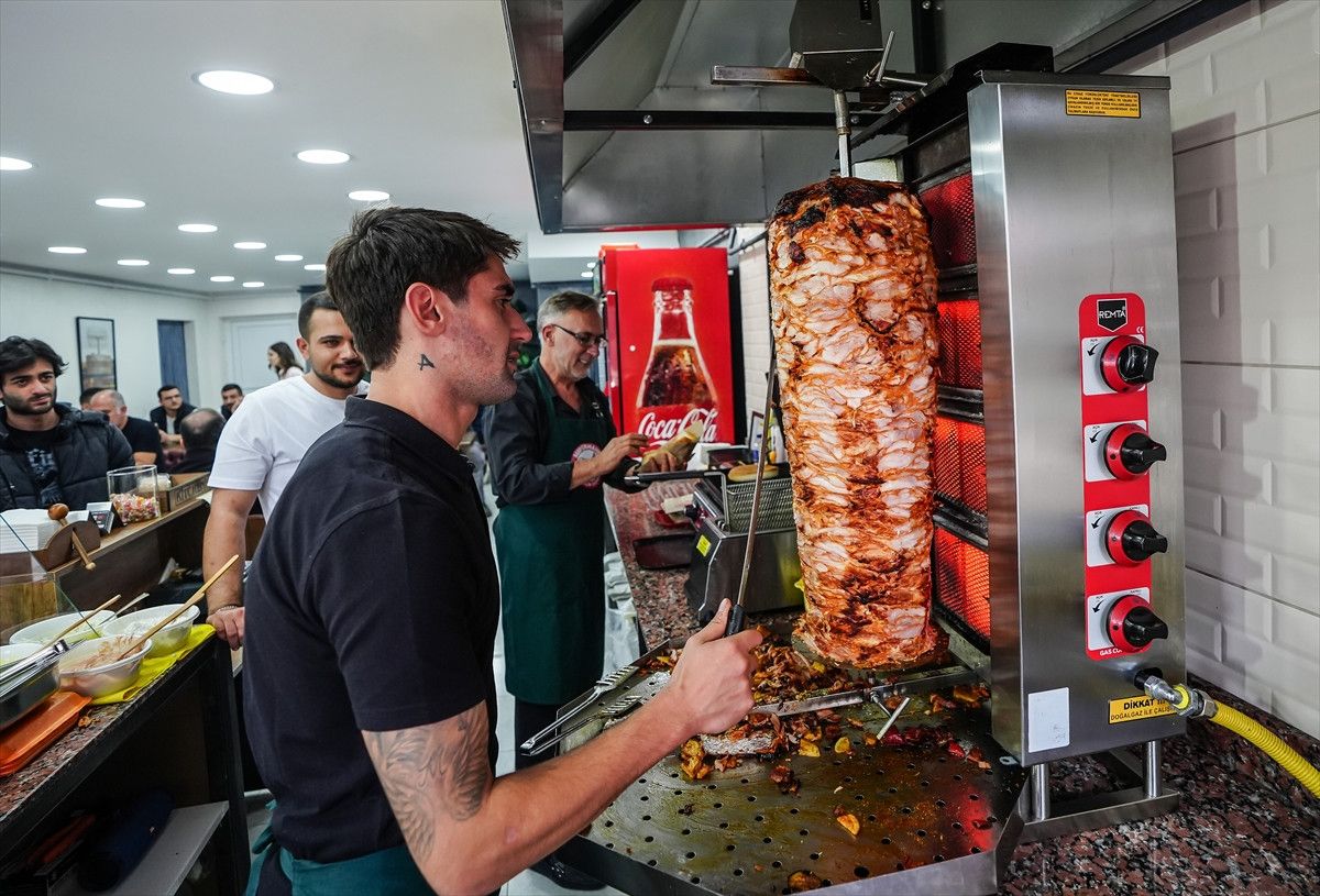 Beşiktaş'ın Unutulmaz İsmi: Orkan Çınar Bursa'da Döner Kesim Macerası! 2 Beşiktaş'ın Unutulmaz İsmi: Orkan Çınar Bursa'da Döner Kesim Macerası!