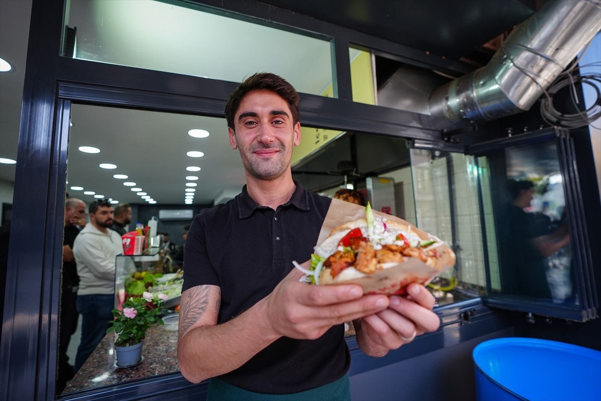 Beşiktaş'ın Unutulmaz İsmi: Orkan Çınar Bursa'da Döner Kesim Macerası! 3 Beşiktaş'ın Unutulmaz İsmi: Orkan Çınar Bursa'da Döner Kesim Macerası!