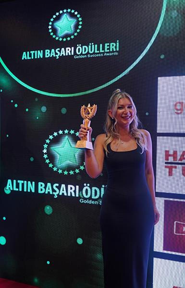 Beste Sırapınar’a 'Yılın En İyi Kadın Gazetecisi' ödülü 2 Beste Sırapınar’a 'Yılın En İyi Kadın Gazetecisi' ödülü