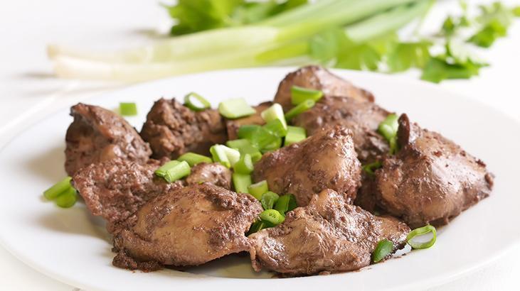 Beyaz saç telleri can sıkmasın! Sebebi tabaktan geçiyor olabilir, sofradan eksik etmeyin