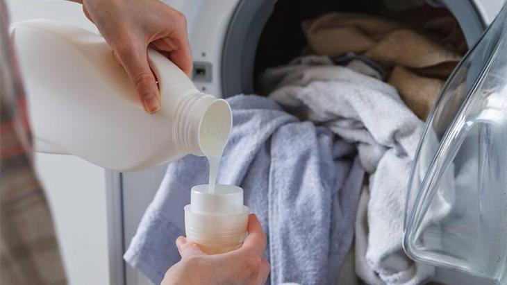 Beyazlatmıyor, ferahlatıyor! Ayda bir kere makineyi boş çalıştırın, 1 kapak eklemek yetiyor 2 Beyazlatmıyor, ferahlatıyor! Ayda bir kere makineyi boş çalıştırın, 1 kapak eklemek yetiyor