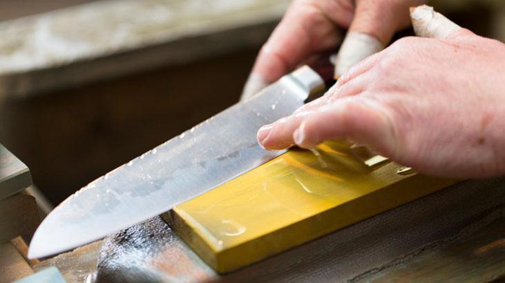 Bıçaklarınız kolay mı köreliyor? Tek hamlede bileyleyip yıkamanın en etkili yolu 1 Bıçaklarınız kolay mı köreliyor? Tek hamlede bileyleyip yıkamanın en etkili yolu