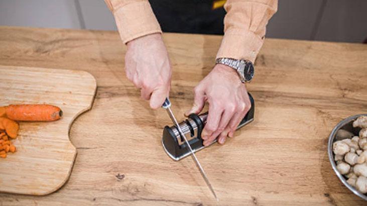 Bıçaklarınız kolay mı köreliyor? Tek hamlede bileyleyip yıkamanın en etkili yolu 3 Bıçaklarınız kolay mı köreliyor? Tek hamlede bileyleyip yıkamanın en etkili yolu