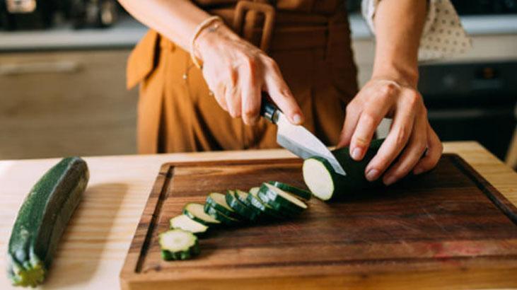Bıçaklarınız kolay mı köreliyor? Tek hamlede bileyleyip yıkamanın en etkili yolu 4 Bıçaklarınız kolay mı köreliyor? Tek hamlede bileyleyip yıkamanın en etkili yolu