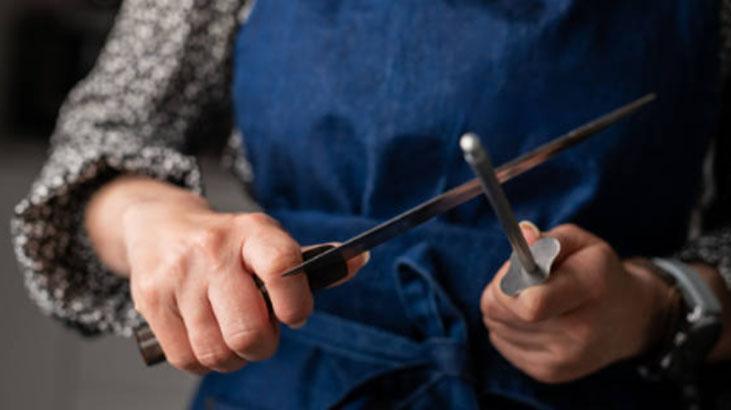 Bıçaklarınız kolay mı köreliyor? Tek hamlede bileyleyip yıkamanın en etkili yolu 5 Bıçaklarınız kolay mı köreliyor? Tek hamlede bileyleyip yıkamanın en etkili yolu