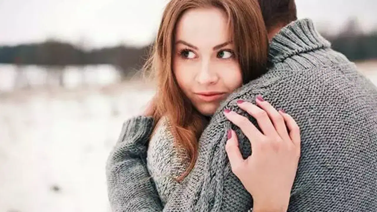 Bilim insanları uyardı: Her sarılma sevgi göstergesi değil