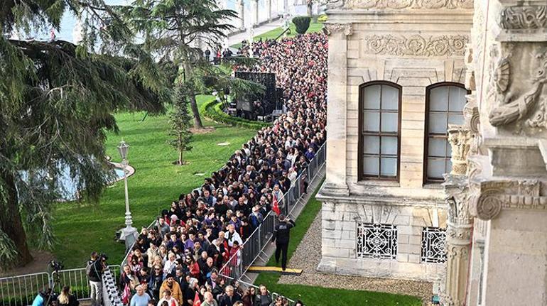 Binlerce kişi Dolmabahçe'ye akın etti 1 Binlerce kişi Dolmabahçe'ye akın etti