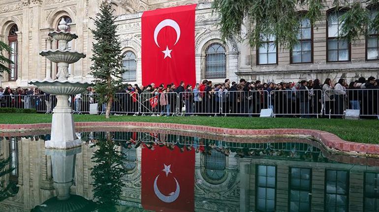 Binlerce kişi Dolmabahçe'ye akın etti 2 Binlerce kişi Dolmabahçe'ye akın etti