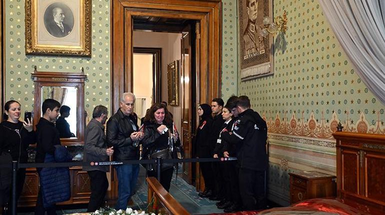 Binlerce kişi Dolmabahçe'ye akın etti 3 Binlerce kişi Dolmabahçe'ye akın etti