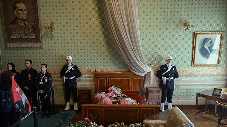 Binlerce kişi Dolmabahçe'ye akın etti 4 Binlerce kişi Dolmabahçe'ye akın etti