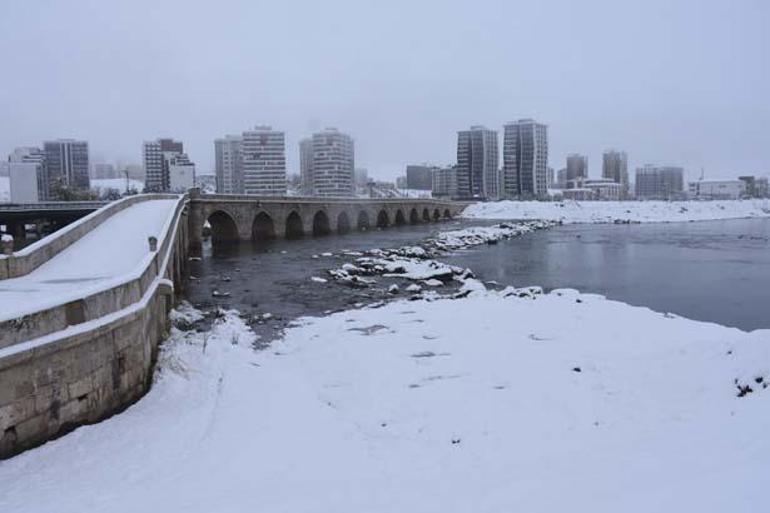 Bir kent bembeyaz! Kar kalınlığı 40 santimetreye ulaştı 1 Bir kent bembeyaz! Kar kalınlığı 40 santimetreye ulaştı