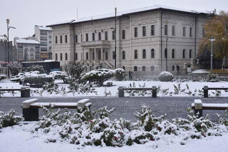 Bir kent bembeyaz! Kar kalınlığı 40 santimetreye ulaştı 3 Bir kent bembeyaz! Kar kalınlığı 40 santimetreye ulaştı