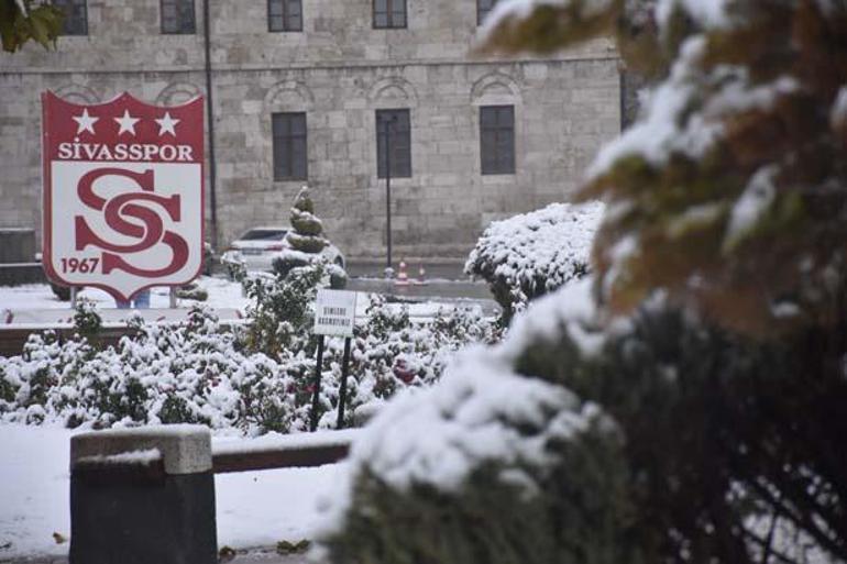 Bir kent bembeyaz! Kar kalınlığı 40 santimetreye ulaştı 4 Bir kent bembeyaz! Kar kalınlığı 40 santimetreye ulaştı