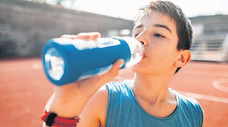 Bir kutuda ölüm riski! Enerji içeceklerin çocukların kalbini durdurabiliyor
