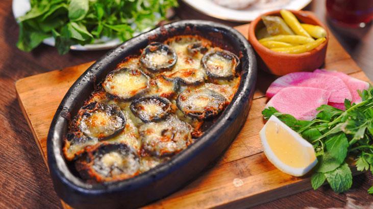 Bir lokması bağımlı yapıyor! Sofranın yıldızı: Kaşarlı mantar güveç tarifi