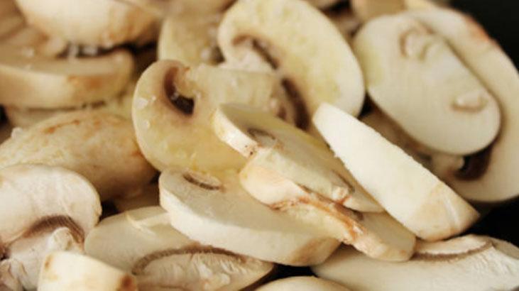 Bir lokması bağımlı yapıyor! Sofranın yıldızı: Kaşarlı mantar güveç tarifi