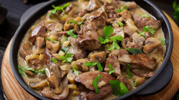 Bir lokması bağımlı yapıyor! Sofranın yıldızı: Kaşarlı mantar güveç tarifi