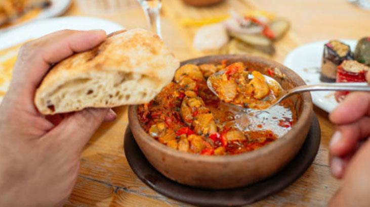 Bir lokması bağımlı yapıyor! Sofranın yıldızı: Kaşarlı mantar güveç tarifi