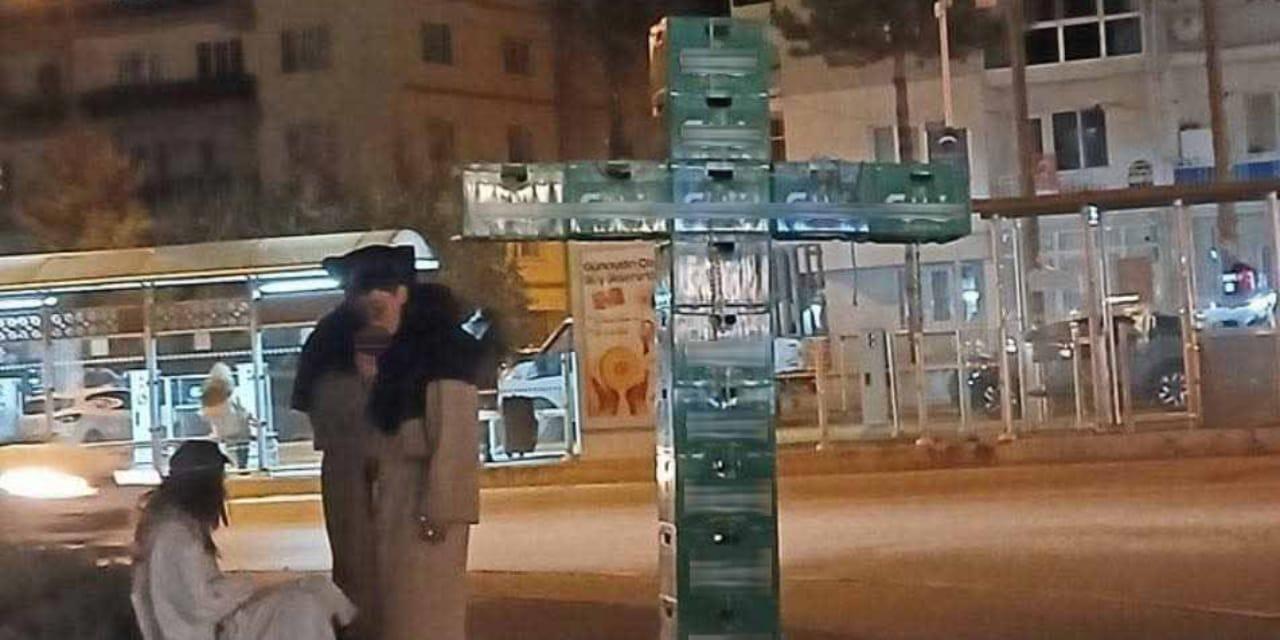 Bira Kasalarıyla Yaratılan Korkutucu Haç İşareti: 3 Kişi Gözaltına Alındı