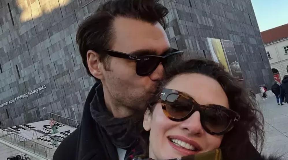 Birce Akalay paylaştı! Annesini ve babasını görenler şaştı kaldı