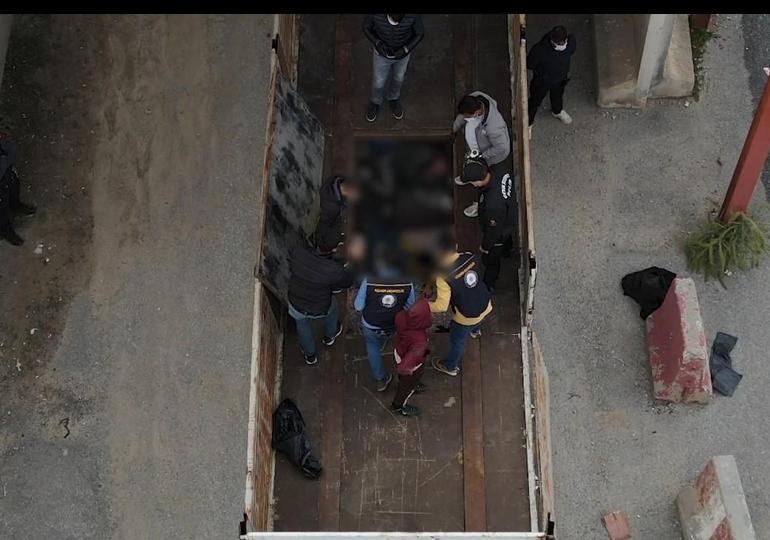 Bitlis’te TIR’ın gizli bölmesinden 20 kaçak göçmen çıktı 1 Bitlis’te TIR’ın gizli bölmesinden 20 kaçak göçmen çıktı