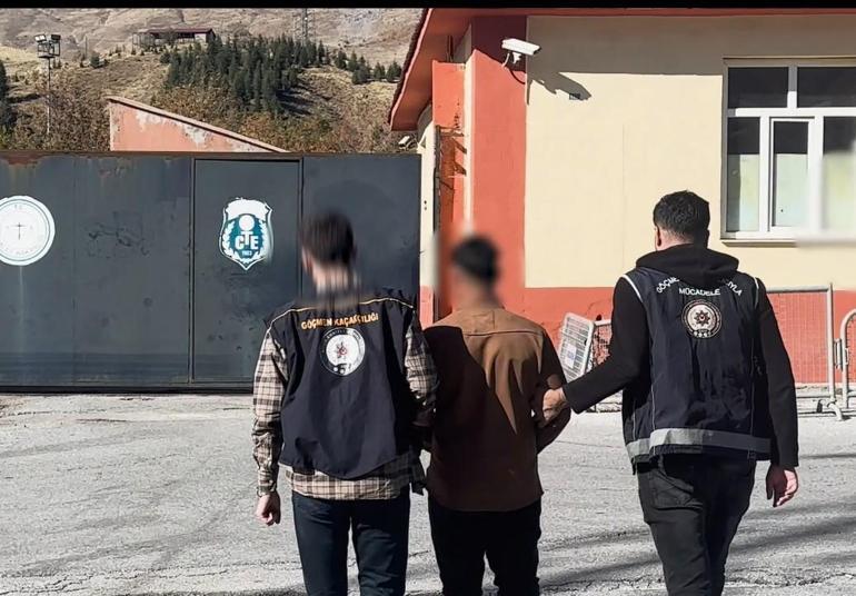 Bitlis’te TIR’ın gizli bölmesinden 20 kaçak göçmen çıktı 2 Bitlis’te TIR’ın gizli bölmesinden 20 kaçak göçmen çıktı