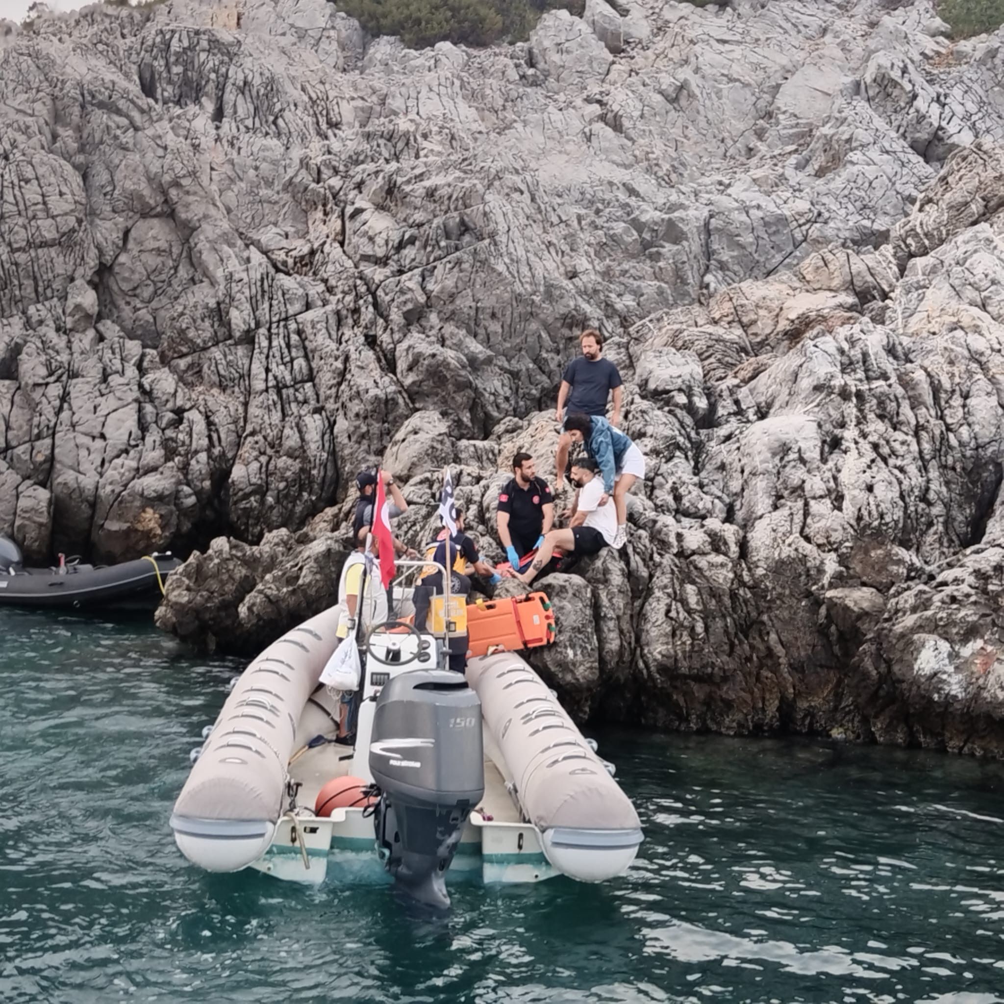 Bodrum'da Bot Kayalıklara Çarptı: 4 Yaralı