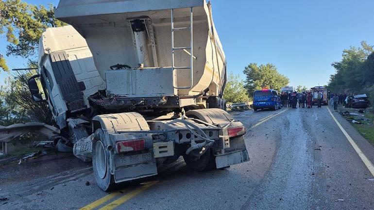 Bodrum'da feci kaza! TIR ile otomobilin kafa kafaya çarpıştı 1 Bodrum'da feci kaza! TIR ile otomobilin kafa kafaya çarpıştı