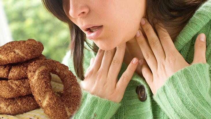 Boğaz ağrısına simit şoku! Bir parçası bile zımpara görevi görüyor