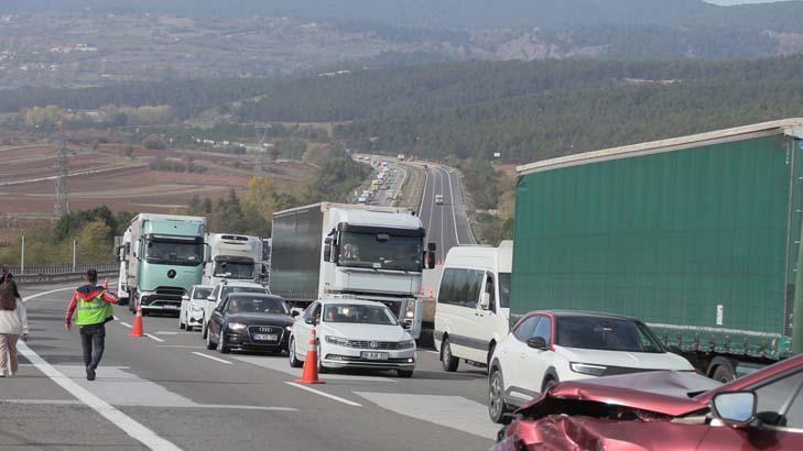 Bolu'da trafiği kilitleyn kaza: Otoyolda cip, otomobile çarptı: 1 ölü,