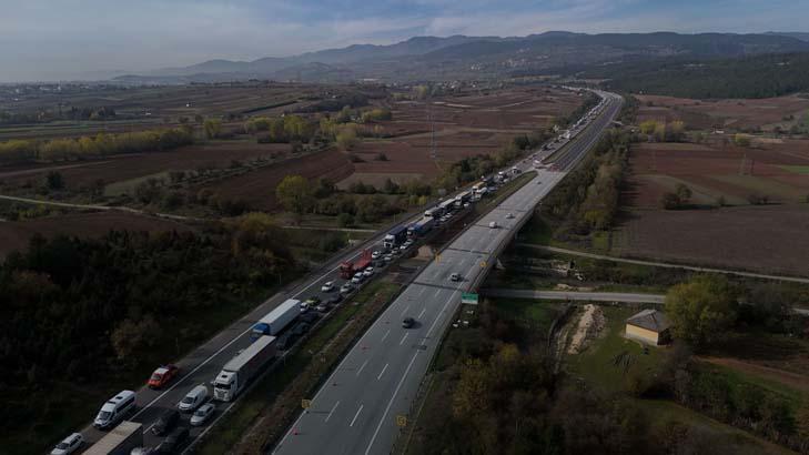 Bolu'da trafiği kilitleyn kaza: Otoyolda cip, otomobile çarptı: 1 ölü,