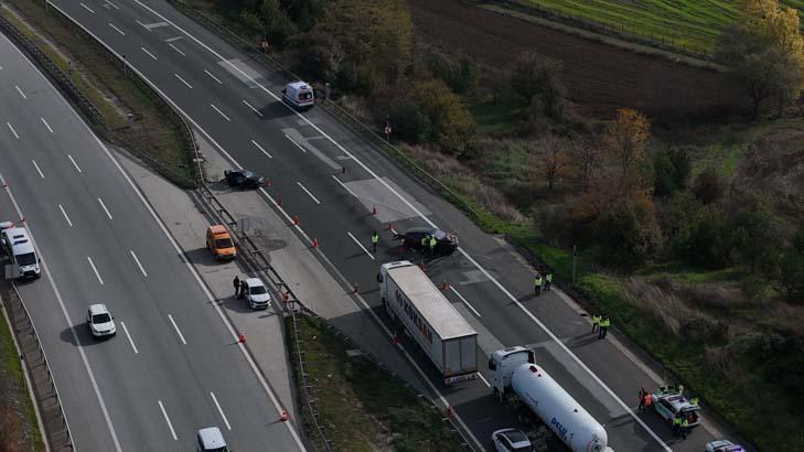 Bolu'da trafiği kilitleyn kaza: Otoyolda cip, otomobile çarptı: 1 ölü,