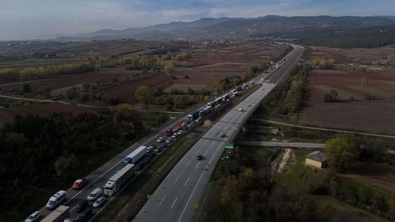 Bolu'da trafiği kilitleyn kaza: Otoyolda cip, otomobile çarptı: 1 ölü,