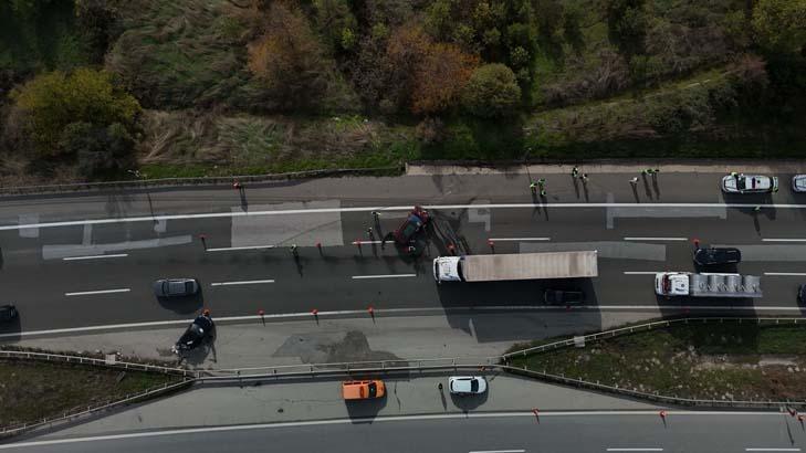 Bolu'da trafiği kilitleyn kaza: Otoyolda cip, otomobile çarptı: 1 ölü,