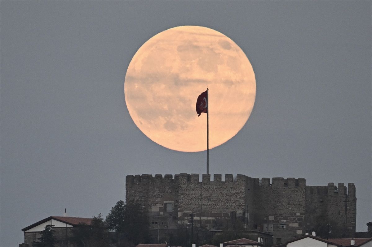 Bu Geceki Kunduz Süper Ay: Yılın En Parlak Dolunayı Gökyüzünde! 1 Bu Geceki Kunduz Süper Ay: Yılın En Parlak Dolunayı Gökyüzünde!