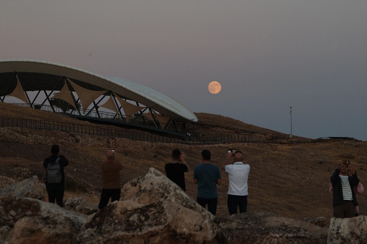 Bu Geceki Kunduz Süper Ay: Yılın En Parlak Dolunayı Gökyüzünde! 2 Bu Geceki Kunduz Süper Ay: Yılın En Parlak Dolunayı Gökyüzünde!