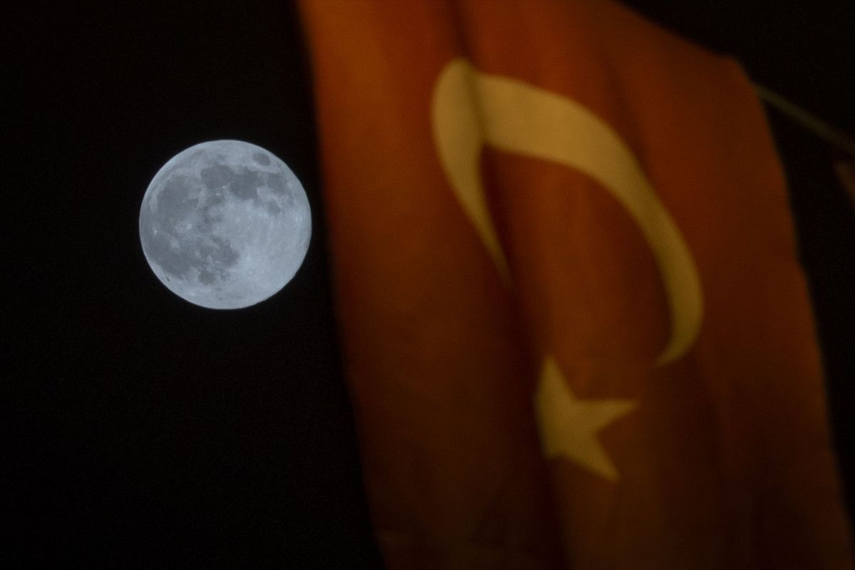 Bu Geceki Kunduz Süper Ay: Yılın En Parlak Dolunayı Gökyüzünde! 3 Bu Geceki Kunduz Süper Ay: Yılın En Parlak Dolunayı Gökyüzünde!